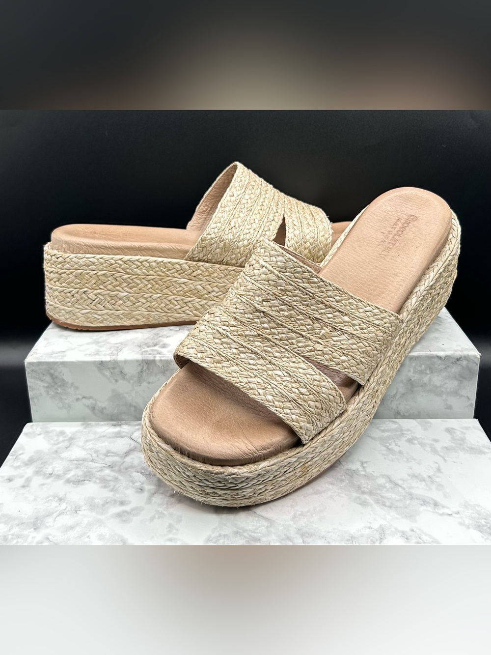CHOCOLAT BLU Larra Platform Slide Sandals. Raffia Upper - Leather Lining.Size 10